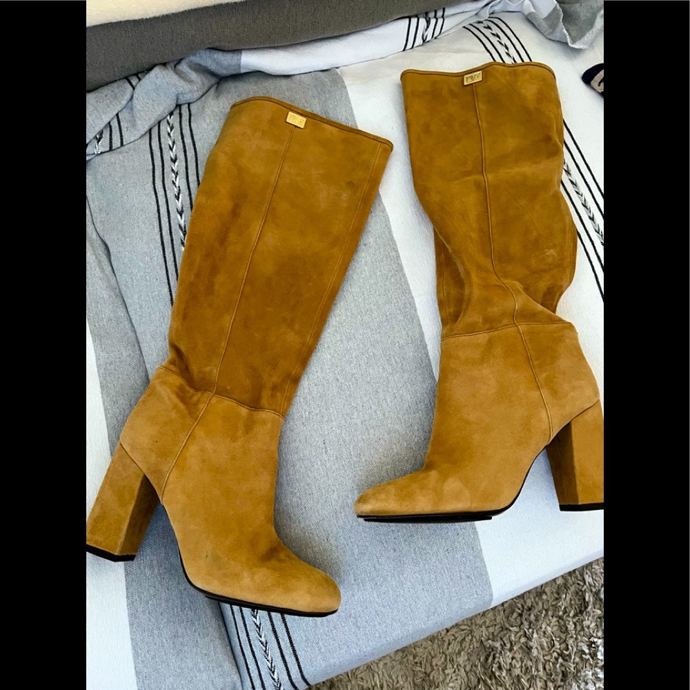 DVF Diane Von Furstenberg size 7 tan suede knee high boots! Stunning!